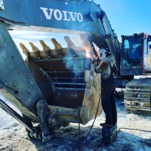 Parker Schnabel Instagram - @smithty_  putting the @miller_welders suitcase to work (dual purpose) getting the @volvoce_na EC750 ready for war.
