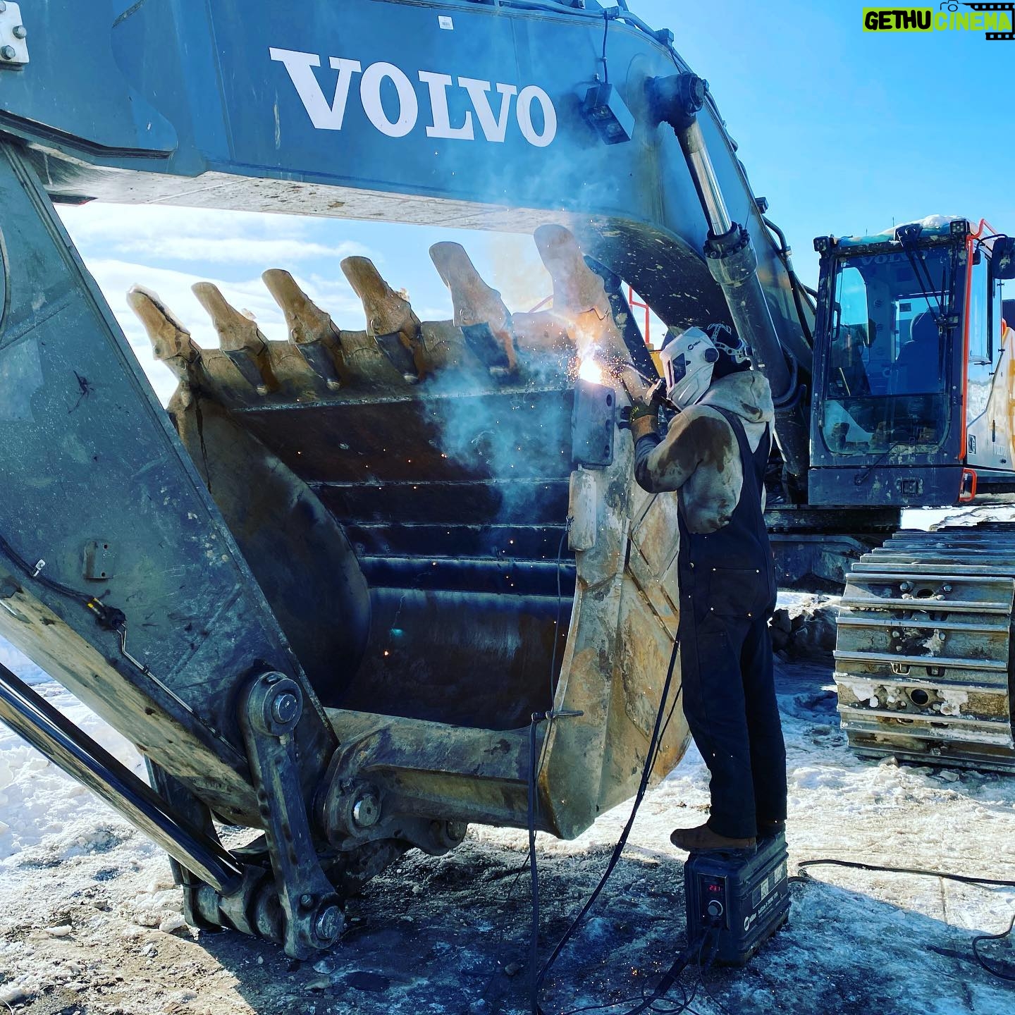 Parker Schnabel - 20.5K Likes - @smithty_ putting the @miller_welders suitcase to work (dual purpose) getting the @volvoce_na EC750 ready for war.