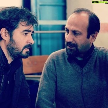 Parsa Pirouzfar - 25.5K Likes - تبريك فراوان به آقاى اصغر فرهادى عزيز كه با نبوغ و ويژگى هاى منحصر به فردش، دائماً كفه زيبايى هاى اين جهان را با نگاهى عميق، انسانى و شريف، سنگين و سنگين تر مى كند؛ و همه ما را در نوعى احساس خوشبختى سهيم مى سازد.
و تبريك به شهاب حسينى عزيز كه بارها شاهد نقش آفرينى هاى عالى او در طى اين سال ها بوده ايم و كارنامه اش را مدام پُربارتر از قبل مى بينيم و لذت مى بريم.