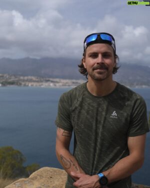 Pascal-Hugo Caron-Cantin Instagram - Altea 🚵☀️🇪🇸🌊⛰️
Gros avantage du télé-travail.

👕 @odlo
🚴🏼 @louisgarneauofficial 
🩳 @sirokocycling 
👟 @newbalance