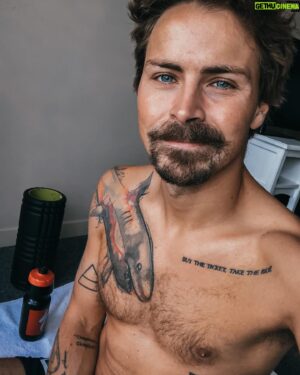 Pascal-Hugo Caron-Cantin Instagram - La nouvelle app Vib-Essence aide les étudiants à être plus en santé

Je viens de terminer une séance d’étirement prise sur la nouvelle app @vib.essence du @rseq1 

C’est 100% gratuit et on y trouve:
-Training maison
-Séance de Yoga guidée
-Étirements
-Recettes santé
-Évenements

Tout ça, conçu ici, en français. J’aurais adoré avoir accès à ça pendant mes études. C’est idéal pour aider les étudiants collégiaux et universitaires à développer de saines habitudes de vie 🏃🏾‍♀️🏃🏼‍♂️💪🏼

Je l’amène partout avec moi, et à tout moment j’ai accès à un choix super complet de training et d’exercice complémentaire à ma course à pieds. 

Allez downloader ça sur le App-Store!

#sports #rseq #vibessence Collab
