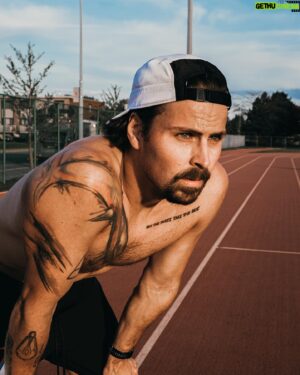 Pascal-Hugo Caron-Cantin Instagram - «There is no shortcut. There is no angles. You have to put in the time.» 
Cette phrase-là résonne beaucoup avec moi ces jours-ci, dans le sport, oui, mais aussi dans la vie. Rien n'est donné. Et c'est un peu ce que je trouve beau. 
J'ai eu la chance d'écouter le nouveau @masterclass donné par Wayne Gretzky, et c'est rempli de fragments incroyables. C'est un must pour tous ceux et celles qui veulent se mettre des objectifs, et se donner le moyen de les atteindre. Allez voir ça, je vais mettre le lien dans la bio. Ça en vaut vraiment le coup. En plus, en s'abonnant, vous allez avoir accès à toutes les autres masterclass, données par les meilleurs de leur champ respectif. #onlyonmasterclass 

English: “There's no shortcut. There's no angles. You have to put in the time.” This phrase resonates with me these days, in sport, yes, but also in my life. Nothing is given. And I find it beautiful this way. I had the chance to watch the brand-new @masterclass by Wayne Gretzky, and it is filled with incredible nuggets of knowledge. It is a must for everyone who wants to set goals and give themselves ways to achieve them. Click the link in my bio to check out Wayne Gretzky Teaches the Athlete’s Mindset, now streaming #onlyonmasterclass . You won’t regret it. And with the subscription, you also get access to all the other classes on MasterClass, taught by the best in every world.