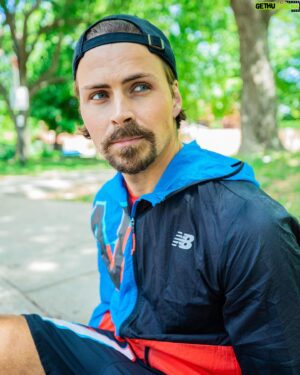 Pascal-Hugo Caron-Cantin Instagram - Le Impact Jacket, ou bien, comme j’aime l’appeler, le coupe-vent ultime de @newbalance est mon go-to quand la température n’est pas idéale, ce qui sera de plus en plus le cas avec l’automne qui arrive. En plus, s’il se met à faire trop chaud pendant la course, tu peux le rentrer dans sa poche et il devient une ceinture de taille. C’est juste parfait.

Et si t’es rendu à sortir quand y fait pas beau, t’es surement rendu à utiliser les Propel. Ce sont mes chaussures prefs pour faire des intervalles. J’adore leur réactivité et le retour d’énergie des semelles Fuelcell.

Va trouver tout ça chez @sportsexperts 

#pub