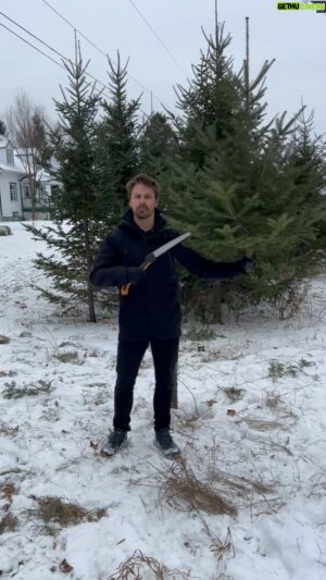 Pascal-Hugo Caron-Cantin Instagram - Tradition de Noël d’un gars qui habite tout seul🎄 Que j’en vois un commenter sur mes décorations. L’important c’est que ça me réchauffe en dedans. 

Les Sapins d’Alain, chaque année à St-Jean Port Joli ❤️🌲