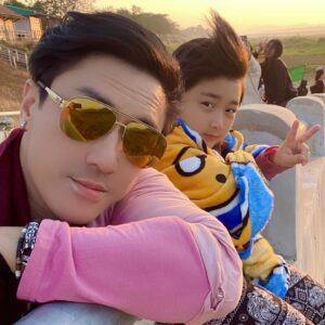 Passin Reungwoot Instagram - 🐍#2024 ขอให้ #ปีมะโรง เป็นปีที่ดี ของเราทุกคนนะครับ งูใหญ่เปรียบได้กับ ความคุ้มครอง ความยาว และ ความแกร่ง ขอให้คุณๆ จงมีรักที่อบอุ่น ซื่อสัตย์ หนักแน่น พร้อมจะโอบรัดเราด้วยหัวใจ เหมือนพญางูใหญ่
 ใครป่วยอยู่ จงหายได้ดังหวัง 
ไม่ว่าจะอาการหนักแค่ไหน 
ขอให้หายป่วยไข้อย่างปาฎิหารย์ สุขภาพดี มีอายุยืนยาว #HNY2024 #DaddyApassin 🔱 ภาพจากกิจกรรมแจกผ้าห่ม 1,000 ผืนกับ แฟนข่าว ทีวี360 ครับ