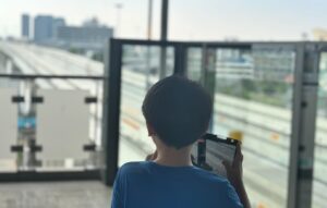 Passin Reungwoot Instagram - ทำตามสัญญา พาไปขึ้นรถไฟฟ้าสายสีชมพู ( รามอินทรา ) ไปทานข้าวกับ คุณย่าที่ เซ็นทรัล พระราม 9 ปรากฏว่า ใช้เวลามากกว่าขับไปเอง  45 นาที :  ต่อรถไฟฟ้า 3 ขบวน ( แต่เลโก้ชอบรถไฟ ) @lego_chaophaya  แต่ขากลับไม่ไหว ท่าทางจะเหนื่อยมาก