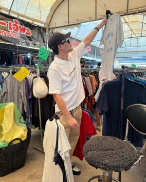 Patara Eksangkul Instagram - ไปเดินซือเสื้อยืด ในอากาศ 42 องศา ยังไงให้ไม่ต้องใช้มือถือเสื้อ // เจอแน่กับโปรเจคเสื้อเหล่านี้ใน @fumefest.official #karnfoei