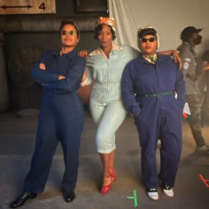 Patrice Covington Instagram - Too bad we didn’t have any fun on set with @leagueonprime! @chante_adams and @gbemisola_ikumelo were actually BOOOOORING! 😜🥰 Love these girls! 

#findyourteam ⚾️❤️
#dontbeastarbeagalaxy 🌌