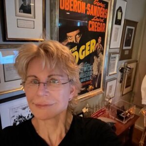 Patricia Cornwell Instagram - In my office😎✍🏼
What are you doing?