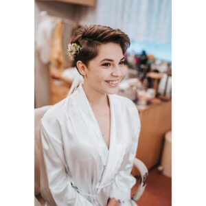 Patricia Janečková Instagram - Wedding preparations 
Photo by @herecsfotakem 
#weddingpreparation #makeup #theatre #bride #ostrava #friends #happiness #wearemarried