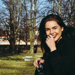 Patricia Janečková Instagram - Spring is coming 
Foto: @marie_puckova 

#spring #sunnyday #ostrava #smile #photoshooting #withmyfriend #nature #sun #singer