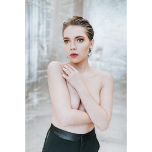 Patricia Janečková Instagram - Hromadí se mi zprávy ohledně mé poslední fotografie, kterou jsem zveřejnila v příběhu mé FB stránky a také na Instagramu.
Abych vše uvedla na pravou míru 🙏 ....Fotografie z nemocničního lůžka byla z úplně jiného zákroku. 
Mastektomie mě čeká až po absolvování celé chemoterapie, tudíž za půl roku.
Děkuji všem za přízeň a vaše milá slova, velmi si toho vážím ❤
-----
I have so many messages in my inbox regarding my last photo from the hospital ( could be seen on my Facebook and Instagram).
To put it clearly 🙏...The taken photography was from a completely different surgery.
I will undergo mastectomy after the whole procedure of treatment - in a half a year.
Thank you for your kind words, I really appreciate this❤

Photo: @herecsfotakem 

#breastcancer