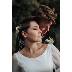 Patricia Janečková Instagram - Mám velké štěstí! Vzala  jsem si toho nejlepšího muže, kterého si snad ani nezasloužím. To je on. Můj manžel, můj @vlastimil_burda 🤍

📸 @herecsfotakem 
🌸 @kytkyodhanduly 

#mylove #myhusband #wedding #weddingphotography #ostrava #landek #powerful #thankyou #happiness