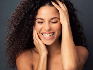 Patricia Meeden Instagram - Werbung für Zahnpasta und Kopfschmerzmittel gleichzeitig machen geht nicht? GEHT DOCH!!!🤣👀🤷🏽‍♀️
Schönen Start in die Woche allerseits🌞 
📸: by @julianfreybergphotography
