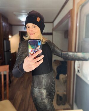 Patricia Summersett Instagram - My equivalent of a yacht selfie? 🖖
 (I’m sailing aggressively in space towards the USS Discovery, do not get in my way. 😈 )

Last week the series finale of Star Trek: Discovery dropped. I squeaked into this  heartfelt series closer S5 Ep 10 “Life, Itself” as the character Primarch Tahal. Directed by Olatunde Osunsanmi, written by Kyle Jarrow and Michelle Paradise. 

It was a privilege to witness the sophisticated artistry of the Discovery costume design team, including artists like @adam_quang and many more — to watch them work together and construct these ornate pieces! My iphone pics don’t really do justice to the craft, but here’s another look at the glorious gilded beast—and proof that I was inside the armour, on the USS Discovery, chillin’ like a villain… because… I am that…here❣️

#startrekdiscovery 
#breen 
#tahal