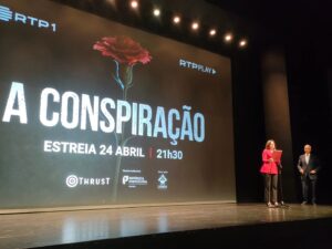 Patrícia Vasconcelos Instagram - Orgulho my dear daddy❤️❤️
Dia 24 de abril  poderão ver o 1ro de 9 episódios na @rtppt
O último trabalho que o nosso Apv deixou feito.

 Querido Antonio-Pedro, APV, querido pai. 
Não esperávamos a tua partida tão cedo - mas como sempre não o fizeste sem levar o teu trabalho até ao fim. 
Mesmo nos cuidados intensivos criaste um rebuliço, mas trabalhaste até ao último minuto.

Dizias sempre," no dia que morrer, anda vou trabalhar de manhã" e assim foi.

 Durante os últimos anos dedicaste-te em absoluto a esta série, com covid pelo meio, a partida de alguns dos protagonistas, as dificuldades financeiras desta pequena equipa que nunca deixou de trabalhar, e sobretudo a trágica partida do teu filho Diogo-  e sim deste muito de ti... talvez demais...

O legado que nos deixaste foi o de fazer sempre o melhor e tentar o impossível e foi a promessa que fizémos os três, a Teresa , o Pedro e eu própria  comprometemo-nos com o imprescindível apoio do produtor, entregar o projecto no prazo previsto e terminar todos os outros projectos em que estavas envolvido.

Julgamos, temos a certeza que esta epopeia histórica vai ser um importante contributo para quem queira saber e estudar a conspiração que antecedeu o 25 de Abril.

 Até sempre APV. Estaremos sempre contigo.❤️
