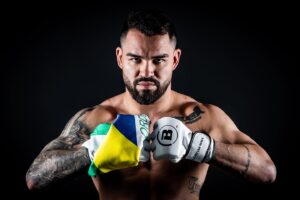 Patricio Freire Instagram - Um guerreiro e nosso orgulho! A luta não terminou como gostaríamos, infelizmente a caminhada de @patrickypitbull no GP dos Leves chegou ao fim, mas ele lutou até o final em busca da vitória e mostrou sua garra no cage do @bellatormma.

Muitas lutas e alegrias ainda virão e nós estaremos no seu corner em todas elas, Patricky!
#pitbullbrothers #bellator301 #mma