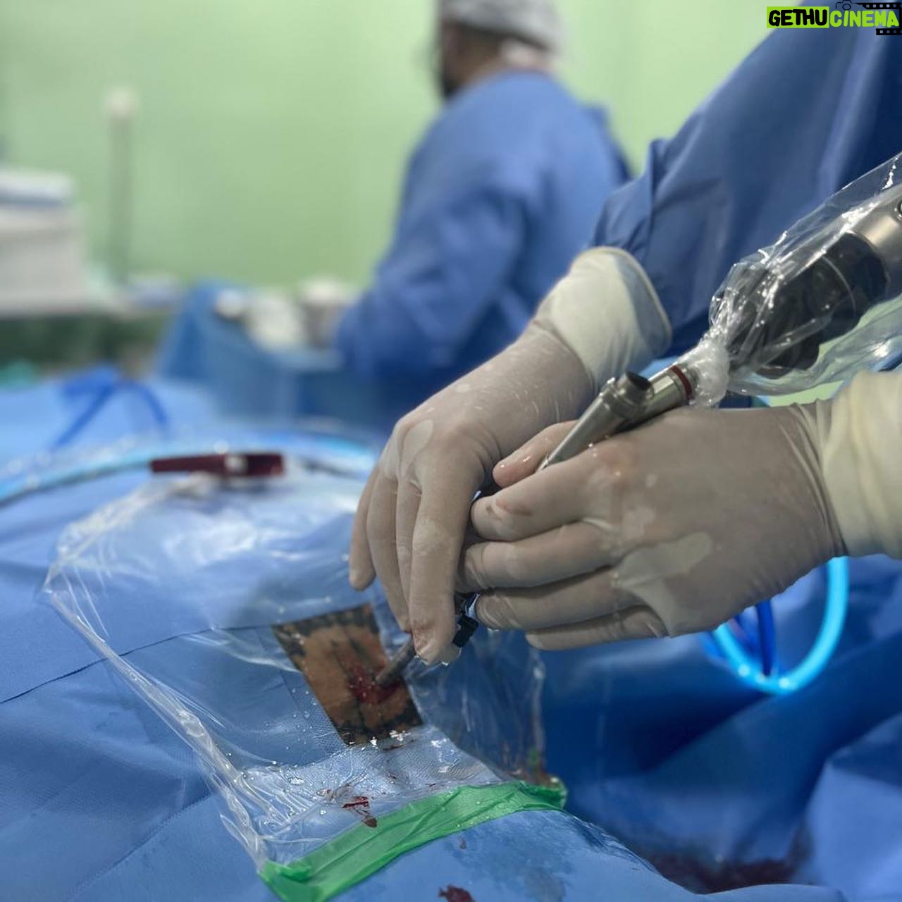 Patricio Freire - 2.8K Likes - No domingo passei por uma delicada cirurgia na cervical para tentar voltar a lutar normalmente. Haviam vÔrios riscos envolvidos, motivo pelo qual vinha optando por um tratamento conservador. Mas isso contribuiu diretamente para minhas duas derrotas recentes e o primeiro - e espero que último - nocaute sofrido na minha carreira. Felizmente, graças a Deus e ao dr. Marco Moscatelli e sua equipe médica, a cirurgia foi um sucesso, poderei lutar novamente e estou me sentindo ótimo. Em 6 meses estarei de volta e em plenas condições.
On Sunday I went through a delicate surgery on my neck to try to return to fighting normally. There were several risks involved, reason why I had opted for a conventional treatment first. But this contributed directly to my two recent losses and the first - and I hope the last - knock out suffered in my career. Happily, thanks to God, dr. Marco Moscatelli and his medical team, the surgery was a success. I'll be able to fight again and I'm feeling great. In 6 months I'll be back inĀ perfectĀ condition.