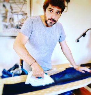 Patrick Fiori Instagram - Alors peut être qu’on va pas tarder à se revoir ....je me tiens prêt ! Aujourd’hui je repasse mes affaires, demain je prépare ma valise!!! Trop hâte ! A bientôt sur les routes ....#concerts #culture #hommedinterieur #repassage #tournee #live #jean #athome #impatience #unairdefamille