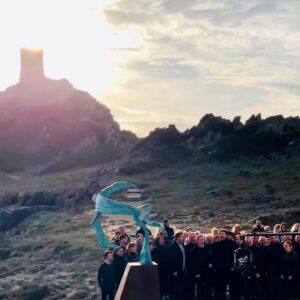 Patrick Fiori Instagram - Hier, c’était le tournage du clip de « Terra Corsa », 1er extrait de l’album « Corsu Mezu Mezu 2 ».
Merci à mes amis @pagny_officiel @patrickbruel et @jeancharles_papi pour leur présence, leur implication et ces beaux moments partagés…🤍
Merci à tous les participants venus des 4 coins de Corse pour chanter leur terre 🤍
Merci à Gabriel Diana pour sa magnifique sculpture et sa présence…
Et enfin, merci à @carole_mathieu_castelli  et @thierryjameshumbert et toutes les équipes  pour leur travail en ce lieu magnifique qu’est la pointe de la Parata.
@sonymusicfrance #TerraCorsa #corsumezumezu2 #corsumezumezu #corsica #parata #ajaccio #ajacciocorsica
