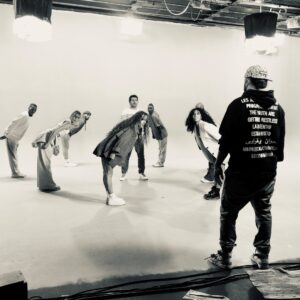Patrick Fiori Instagram - Je suis heureux de vous annoncer que le clip « On se love » sort ce jeudi à 18h 😊 En attendant, voici la phase 2 du baromètre du love avec les photos inédites du tournage ! #onselove