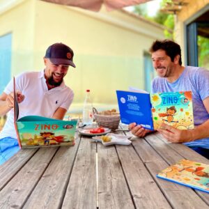 Patrick Fiori Instagram - En vacances avec #Zino ! ☀️#zinodemenage #zinosurlesepaulesdemonpere @yanntisseronartist @editionsauzou