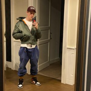 Patrick Gibson Instagram - Internet needed some more stuff 🍊