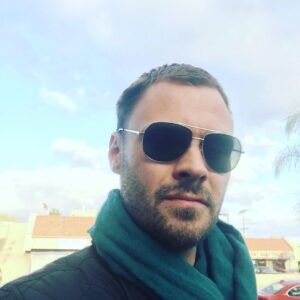 Patrick John Flueger Instagram - Just being that dude who wears a scarf in the sunshine 🙄 #ILoveLaLaLand