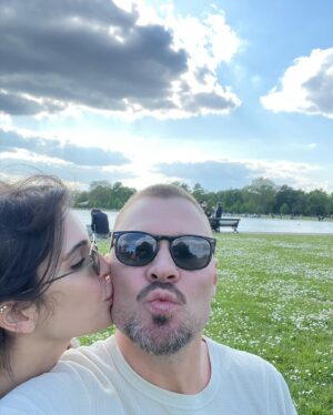Patrick John Flueger Instagram - London Calling 🇬🇧•
•British Bulldog In Britain #PaddyAndReemsKingUKongAdventure