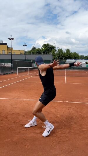 Patrick Mouratoglou Instagram - We did a cardio session the other day with @holgerrune in @rolandgarros. 

It is important to do so because he will only play on Tuesday and the risk is to lose his form because we would not do enough intense work. 

The black line that you see on his left arm is the heart rate monitor. 

The hitting partner stayed in one corner and moving Holger everywhere on the court randomly.

I love this session because there is everything in it: intensity, power, precision and concentration from the start till the end.

#tennis #tennislife #tennisplayer #tennisfan #tenniscoach #holgerrune #rolandgarros