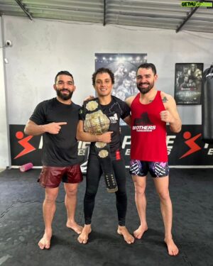 Patricky Freire Instagram - Muito grato a esses dois caras que sou fã! Era questão de honra trazer esse cinturão para a equipe @pitbullbrothers . Obrigado, @patriciopitbull e @patrickypitbull , por todo apoio, suporte e conselhos que vocês sempre me dão! Vocês são pessoas que me inspiram a dar o melhor de mim todos os dias. Só estamos começando. Essa conquista é nossa! Deus no comando sempre! PitbullBrothes Neles!

Campeões Mundiais de MMA!🏆🏆🏆🇧🇷
@lfafighting @lfa_brasil

#PitbullBrothes #MMA #lfa #lfamma #legacyfightingalliance #igorsiqueiranoufc #patriciopitbull #patrickypitbull #ufc