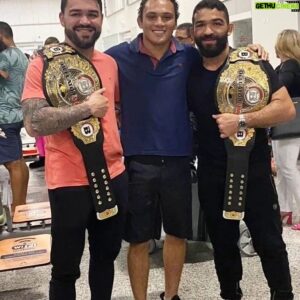 Patricky Freire Instagram - Muito grato a esses dois caras que sou fã! Era questão de honra trazer esse cinturão para a equipe @pitbullbrothers . Obrigado, @patriciopitbull e @patrickypitbull , por todo apoio, suporte e conselhos que vocês sempre me dão! Vocês são pessoas que me inspiram a dar o melhor de mim todos os dias. Só estamos começando. Essa conquista é nossa! Deus no comando sempre! PitbullBrothes Neles!

Campeões Mundiais de MMA!🏆🏆🏆🇧🇷
@lfafighting @lfa_brasil

#PitbullBrothes #MMA #lfa #lfamma #legacyfightingalliance #igorsiqueiranoufc #patriciopitbull #patrickypitbull #ufc