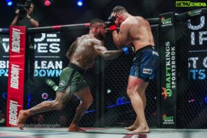 Patricky Freire Instagram - PFL Fight of the Year:
Bruno Miranda vs Patricky Pitbull 🇧🇷⚔️

Both fighters came out guns blazing, throwing caution to the wind in an effort to secure a “Quick Six” and cement their place in the PFL Playoffs.

While neither man was able to secure a highly coveted playoff spot, the fight sent the packed arena into a frenzy, lifting fans out of their seats and captivating viewers from all around the world. 

A closely contested affair from start to finish, Bruno “Robusto” Miranda would go on to pick up a split decision victory over the legendary “King of KOs” Patricky Pitbull.

Respect to both warriors for an action-packed, highly memorable fight 🙌🏻

———————————————————————————

Luta do Ano no PFL:
Bruno Miranda x Patricky Pitbull 🇧🇷⚔️

Ambos os lutadores saíram com armas em punho, jogando a cautela ao vento em um esforço para garantir um “Quick Six” e consolidar seu lugar nos Playoffs do PFL.

Embora nenhum dos dois tenha conseguido garantir uma vaga nos playoffs altamente cobiçados, a luta levou a arena lotada ao frenesi, tirando os fãs de seus assentos e cativando espectadores de todo o mundo. 

Um caso muito disputado do início ao fim, Bruno “Robusto” Miranda conquistaria uma vitória por decisão dividida sobre o lendário “Rei dos KOs” Patricky Pitbull.

Respeito a ambos os guerreiros por uma luta cheia de ação e altamente memorável 🙌🏻
(📸: @mattdaviesphotography)