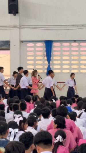 Pattarasaya Kreursuwansiri Instagram - พี่พีคอยากไปติดฝนกับน้องๆแล้วก็ไปปักตะกร้าทุกโรงเรียนเลยค่ะซิสสสส🥰😍🙏🏻🥳 #peaksayaa