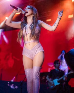 Paty Cantú Instagram - Gracias Celaya! 
#pinkponyclubstyle 👰🏻‍♀️🧚🏼‍♂️🍄🛼🎪💒🎆

Los amo mucho! #felizbreakuptour #talvez #patycantu ♐️