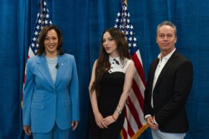 Paty Cantú Instagram - Fue un honor ser invitada por la Vicepresidenta @kamalaharris a compartir mi voz en la reunión especial de la comunidad latina en Las Vegas. 

Un recordatorio de que tanto los inmigrantes, los ciudadanos latinos y mexicanos que conforman Estados Unidos, merecen tener voz y un liderazgo respetuoso 

Si eres ciudadano, regístrate y vota! #Latinovotesmatter

Adondequiera que vayamos, dondequiera que se nace o se elige luchar por crecer y progresar, los latinos trabajamos duro, y nos ganamos nuestro derecho a elegir nuestro presente y futuro. El #votolatino importa

It was an honor to be invited to today’s rally for the Latino community by Vice President Kamala Harris. Diversity and representation is key in democracy. 
A reminder that immigrants, Latinos, and Mexicans deserve their say and respectful leadership. 
Wherever we go, wherever we’re born or choose to strive for our dreams, we work hard and we earn the right to have our voices heard. 

If you’re a citizen, go register and vote. 

📸: @apanauu