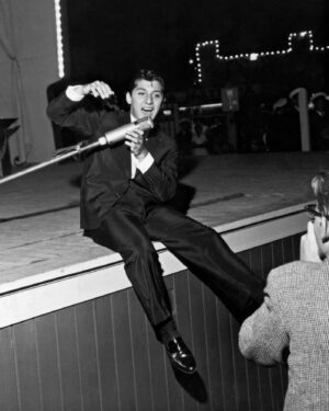 Paul Anka Instagram - Hey everybody! It is officially my favorite time of the year! Head over to the link in my bio for a chance to win a special gift from me 🎁🎄