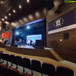 Paul Dwyer Instagram - Öncelikle salonu tıklım tıklım dolduran muhteşem Kütahya haklına, sonrasında bizi ekip olarak eksiksiz ağırlayan tüm organizasyona ve Kütahya Belediyesi'ne sonsuz teşekkür ederiz. Bizim için unutulmayacak sahnelerden biri oldu. En kısa zamanda tekrar görüşmek üzere. 👋🏻👋🏻🎸🎸