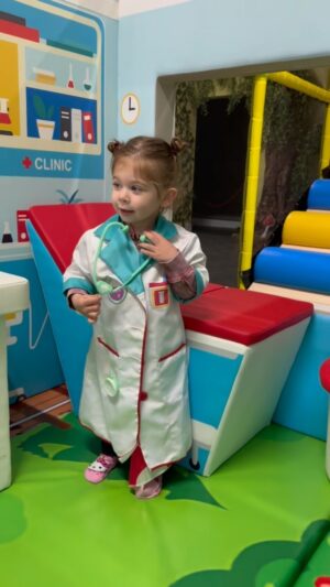 Paul Nassif Instagram - Paging Dr. Paul… INA! It looks like someone’s feeling inspired after visiting me at the office lately!👩‍⚕️💜

#prouddad #girldad #tbt #throwbackthursday #futuredoctor