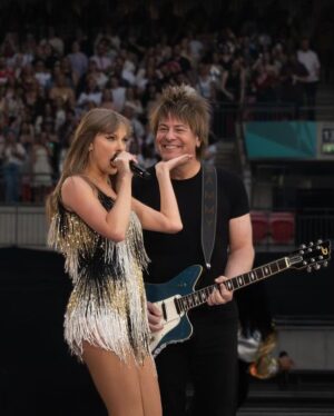 Paul Sidoti Instagram - Dublin! You were amazing! Flat Scarlett got to hang out for a long time with my dear friend of 16 years @joeelliott of @defleppard .. Caught up on so much and the fun times we’ve had since crossroads .. Loved seeing many fans at Temple Bar having some Guinness and friends who came from the states.. Onward! 🇮🇪🎸 @taylorswift