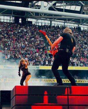Paul Sidoti Instagram - Dublin! You were amazing! Flat Scarlett got to hang out for a long time with my dear friend of 16 years @joeelliott of @defleppard .. Caught up on so much and the fun times we’ve had since crossroads .. Loved seeing many fans at Temple Bar having some Guinness and friends who came from the states.. Onward! 🇮🇪🎸 @taylorswift