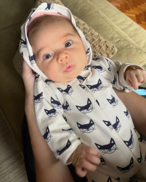Paula Costa Instagram - 2 meses da nossa MARIA e desse amor avassalador pelos meus FILHOS 🥹. 

Maricota com roupa que a mama criou passando pra mandar beijo pra vcs 💖