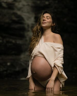 Paula Costa Instagram - Dump dessa última semana pra lá de emocionante:

1,2 e 3 - fotos desse ensaio com a @pamelamirandafoto na cachoeira - uma dos meus lugares preferidos na natureza e que tá difícil desapegar de tão lindo que ficou. 

4 e 5 - trabalhando no ateliê dias antes da Maria chegar

6 e 7 - moiséis da @daniellasarahyba , minha amiga muito amada que foi dos 3 filhos dela e agora ela emprestou pra Maria tb usar e foi nele que guardei essa surpresa pro @rodrigosuricato 
Bordei um trecho da música que ele escreveu anos atrás para nossa filha/ filho e hj vai virar um quadro pra ela levar pra vida toda

8 - Maria hj muito animada no consultório da @dravivianemonteiro 

9 - Registro caseiro de um pai e uma mãe muito emocionados aguardando ansiosamente pela nossa Maricota

10 - um agradecimento carinhoso à todas vcs pela troca até aqui. Que rede linda formamos e continuaremos

Filha, estamos mais que prontos ❤️