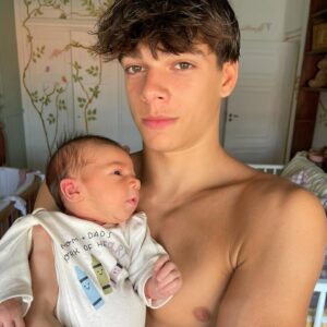 Paula Costa Instagram - Hoje meu filho faz 17 anos! 17 !! 

Cara @matheus.cm_ eu te amo absurda e absolutamente. 
Não tem um aniversário seu que eu não olhe pra trás com gratidão e emoção. Te honro meu filho! Hj e sempre.
Somos melhores amigos e assim seguiremos sendo sempre! 

Vc enche sua família de orgulho. Que homem foda vc é ❤️

Agradeço todos os dias por você ter me escolhido como sua mãe. Que privilégio! 

happy bday MEU SOL!!!!! ❤️🎂❗️