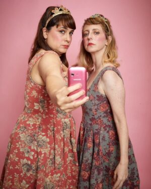 Paula Grinszpan Instagram - 👸🏼🫅🏻 Las reinas @lasreinas.teatro se sacan selfies para hacerse las lindas porque son muy modernas. 

👉 FUNCIÓN 9/9 - AGOTADA 

🔥 FUNCIÓN 16/9 - ÚLTIMAS ENTRADAS

‼️ AGREGAMOS UNA NUEVA FUNCIÓN sábado 30/9 a las 21 hs ‼️

🎫 Entradas en bio, en la web del @teatroastrosok o por @entradauno

Ph: @sollevinasphotography @johanna_wilhelm_papercut