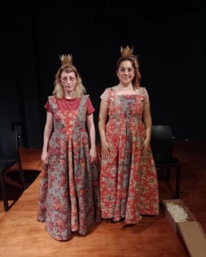 Paula Grinszpan Instagram - 🫅🏻👸🏼Estamos felices porque LAS REINAS @lasreinas.teatro se muda al @teatroastrosok. Serán dos funciones en septiembre y las entradas ya están a la venta por @entradauno, en la web del teatro Astros o en bio. Ojalá puedan venir, o volver si ya la vieron. Será una fiesta! 

Foto 2 - Reinas de la incertidumbre y la neurosis en un ensayo previo al estreno en nuestro querido @culturalmoran en 2022. 

♥️ Nos acompaña un real equipazo:

Músico:
Miguel Canevari 

Diseño de escenografía y vestuario:
Gabriella Gerdelics

Diseño de iluminación:
David Seldes

Música original:
Leandro Aspis, Miguel Canevari, Paula Grinszpan y Lucía Maciel

Pintura:
Paula Cecchi

Diseño gráfico:
Johanna Wilhelm

Fotos: 
Sol Levinas

Make up fotos:
Laura Casale

Diseño de objetos:
Mauricio Vila

Asistencia:
Josefina Del Popolo

Dirección:
Paula Grinszpan, Lucía Maciel y Lucía Panno

Producción: 
Martin Giménez y Paula Nicolini