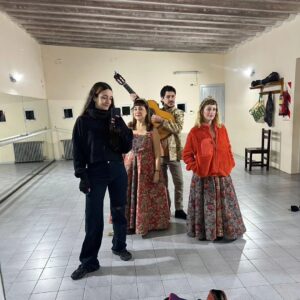 Paula Grinszpan Instagram - 🫅🏻👸🏼 CARRETE REAL
Nos quedan las últimas dos funciones y estamos felices y agradecidas por el recorrido por el que nos llevó y la felicidad que nos trajo Las Reinas. Además de agotar todas las funciones desde el estreno, nos paseamos por todas partes con nuestros vestidos y una valijita pequeña pero infinita.

❤️ Gracias @culturalmoran @teatroastrosok @andreastivel @mediosenterosok @paulaniccolini @gabou.gr @rociogomezcantero @comunidad.orsai por acompañarnos y ser parte. 

🎟️ Las entradas se consiguen en @entradauno, en la web del @teatroastrosok o en bio. Quedan muy pocas!!!