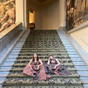Paula Grinszpan Instagram - 👸🏼🫅🏻 DIANA y DAIANA HACIENDO TIEMPO HASTA QUE EMPIECE LA FUNCIÓN.

👑 HOY ÚLTIMA FUNCIÓN DE LAS REINAS EN MAR DEL PLATA @t.auditorium Y EN FEBRERO HACEMOS DOS FUNCIONES EN EN TEATRO ASTROS.

🎫 ENTRADAS MDQ @plateanet
🎟️ ENTRADAS ASTROS @entradauno o en la web del @teatroastrosok

♥️ Entradas a precios populares!