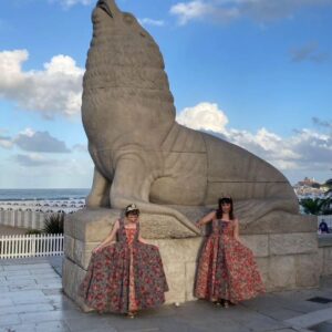 Paula Grinszpan Instagram - 🌊👸🏼🫅🏻ATENTI PUEBLO! ESTA SEMANA LAS REINAS EN EL TEATRO AUDITORIUM @t.auditorium CON ENTRADAS POPULARES (de 2500 a 3500 pesos). SOLO 4 FUNCIONES. 

🎟️ Entradas por @plateanet