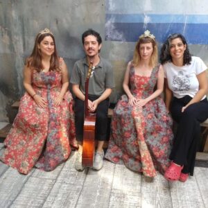 Paula Grinszpan Instagram - El sábado estrenamos Las reinas en el teatro Astros y fue hermoso. Una obra que hicimos de forma muy artesanal y con la consigna de que pueda caber en una valija para poder llevarla a cualquier lado. Muuucha gente a la que agradecer!
Gracias a nuestro amado @miguecanevari por su música y por ser el mejor compañero de viajes. A @soyluciapanno por dirigirnos con amor y habilitarnos el disparate. A @leanaspis por terminar de darle forma a lo musical con el piano y el corazón. A @gabigerdelics por diseñar ese mundo hermoso de telas que hace florecer este reino. Gracias a @davidseldes por iluminar este kingdom y a @ofievers por la preciosa adaptación. A @augustocostaok  por ser nuestro “sherpa” e incentivarnos a escribirla y colaborar con datos duros de la realidad históricoeconómica. Gracias a @mediosenterosok y @paulaniccolini por ser los productores más humanos y amorosos. A @andreastivel por confiar y acompañar con sabiduría nuestros pasos junto con todo el increíble equipo del @teatrostrosok. A @josefinadelpopolo por estar siempre y ser un solcito de persona. Gracias @paulacecchi por el cuadro de Diana y Daiana, la mejor pintora del mundo real.  A @mau_vila por la realización de las coronas que son una joya. A @johanna_wilhelm_papercut y @sollevinasphotography por la grafica que hace honores con belleza y sensibilidad al espíritu de la calle corrientes y a @soyleanibarra por plasmar ese primer afiche tan espectacular. Gracias a toda la gente de nuestro querido @culturalmoran por ser nuestro refugio cultural siempre. A @moseinconora y @mauriciokartun por guiarnos en momentos inciertos. A nuestras familias y amigxs que vinieron y aplaudieron en el hall del teatro a la madrugada y a nuestras hijas, Manu y Amanda,  el tesoro más preciado de nuestro kingdom.